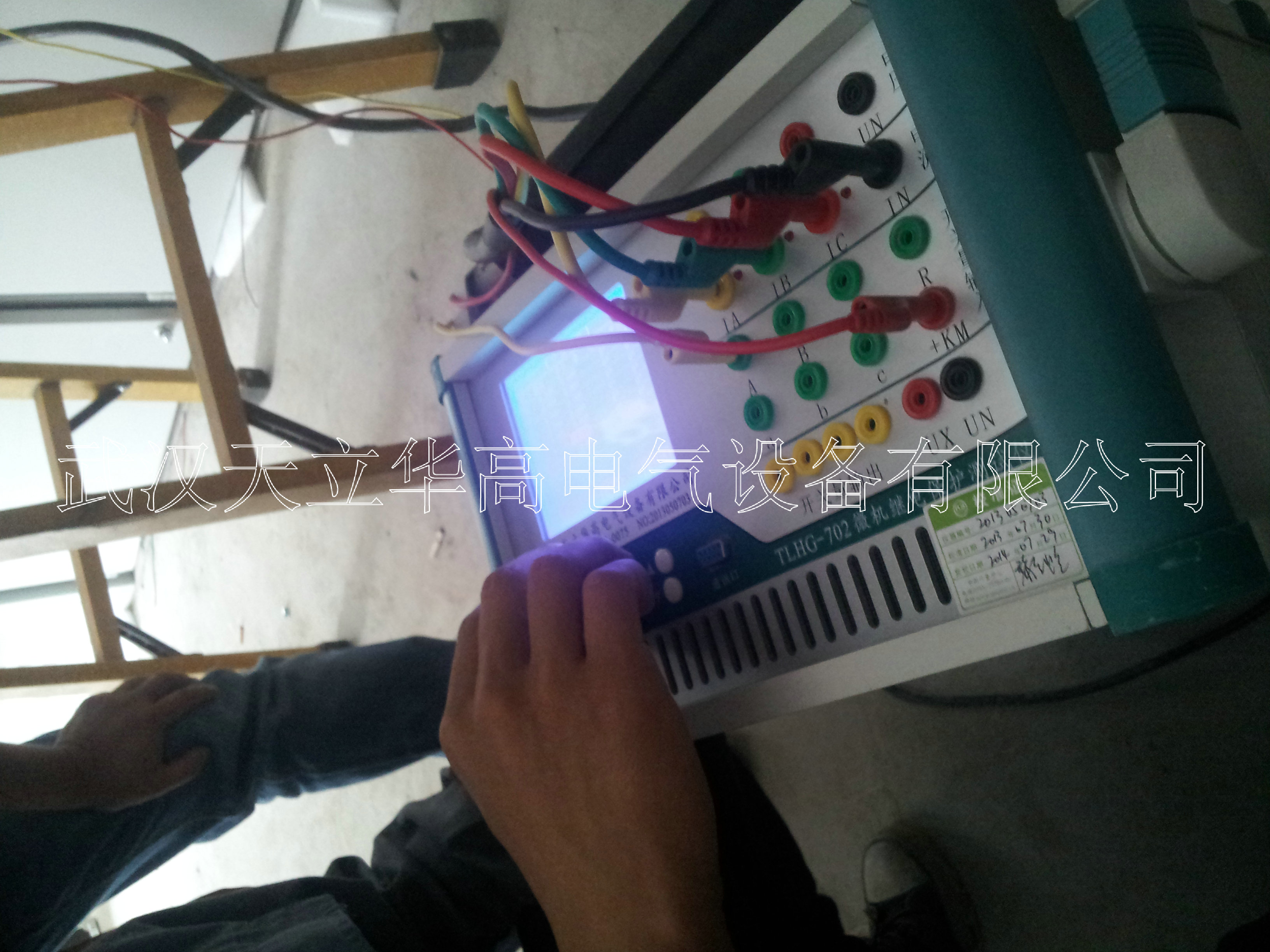 工人調(diào)試圖